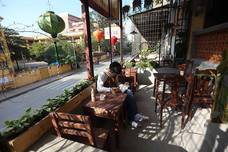 Những tiệm cà phê ở Hà Nội ẩn mình giữa khu tập thể cũ