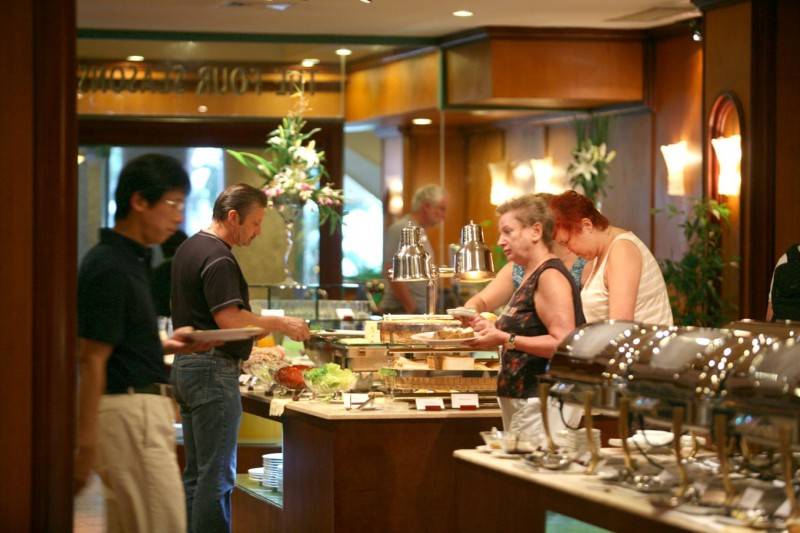 No nê với bữa tiệc buffet kết hợp món Á - Âu tại nhà hàng Four Seasons
