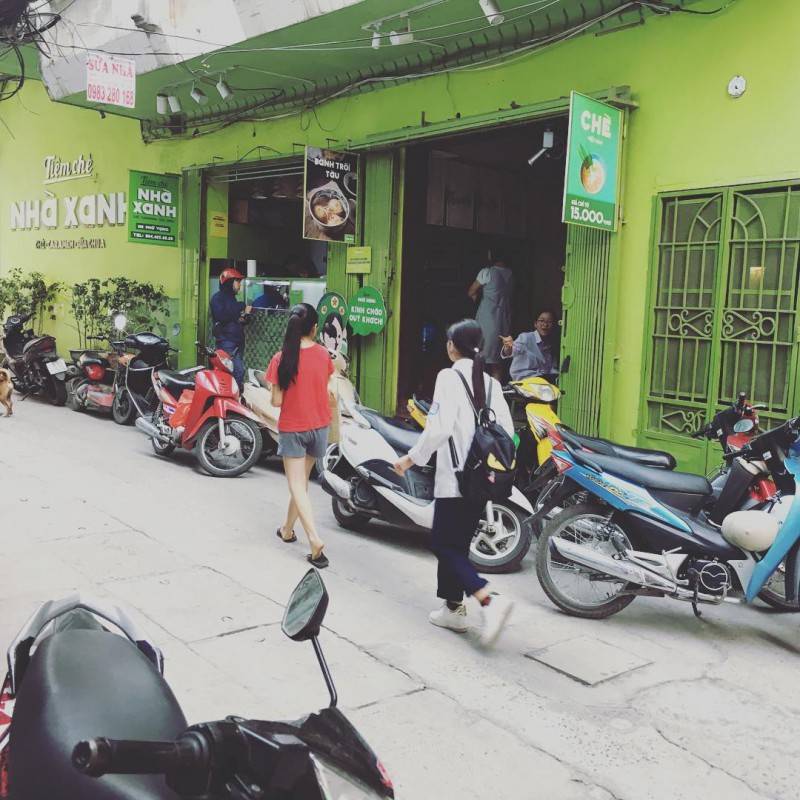 Phát hiện bức tường xanh sốt rần rần tại Tiệm chè Nhà Xanh ở Hà Nội