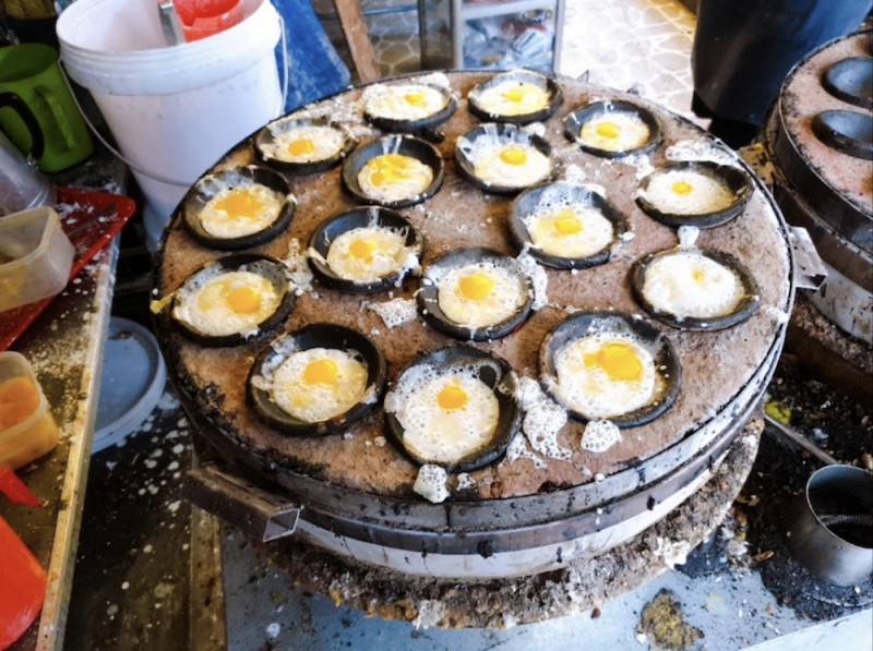 Quán bánh căn Nhà Chung – Chỉ có trứng và bột nhúng nước mắm nhưng lại cuốn hút lạ kỳ