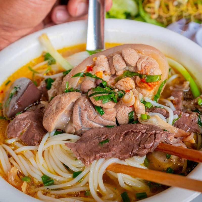 Quán bún bò Huế chỉ bán vào ban đêm rất đặc sắc