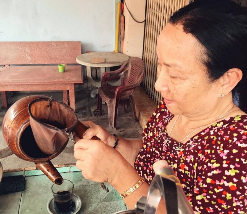Thưởng thức cà phê vợt Cô 2 Thanh (Chợ Mới) hơn 30 năm tuổi