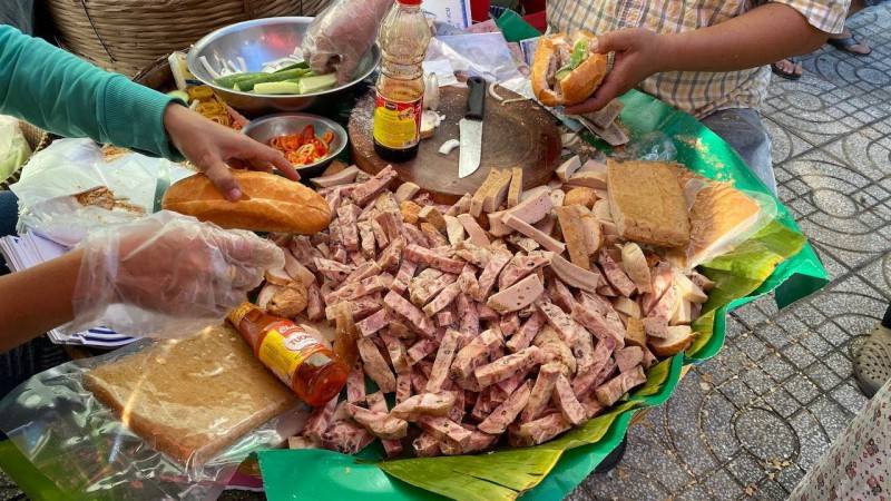 Thưởng thức chả nướng ống tre - Món ăn độc đáo của người dân xứ Huế