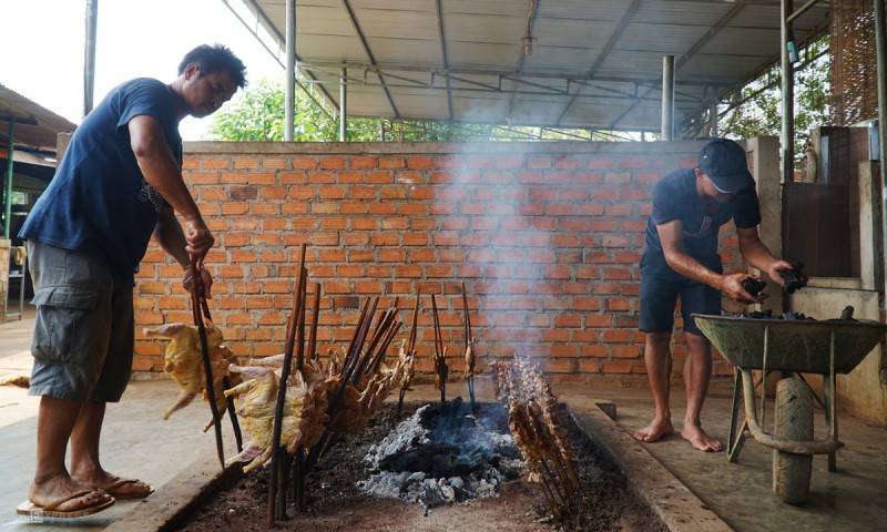 Thưởng thức Gà nướng Bản Đôn DakLak bên bếp lửa