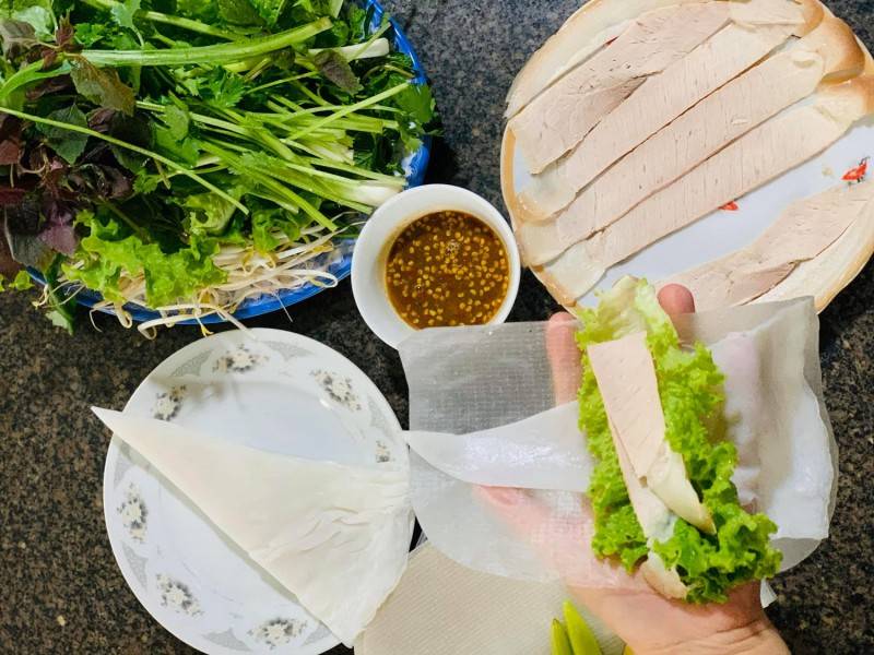 Thưởng thức hương vị ngon khó cưỡng tại Quán Mậu - Đặc sản bánh tráng cuốn thịt heo Đà Nẵng