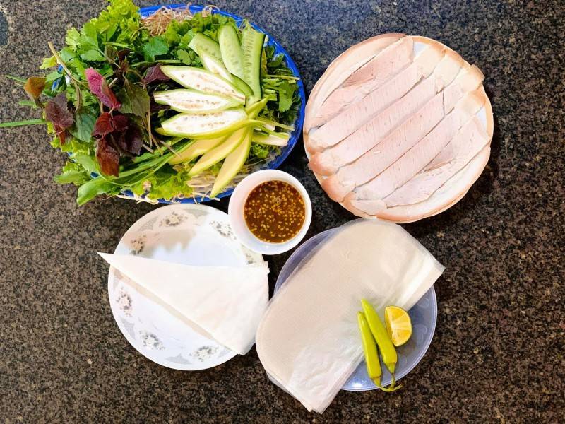 Thưởng thức hương vị ngon khó cưỡng tại Quán Mậu - Đặc sản bánh tráng cuốn thịt heo Đà Nẵng