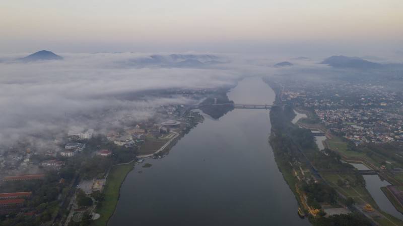 Toàn cảnh làn sương mù sáng sớm bao phủ cả thành phố Huế
