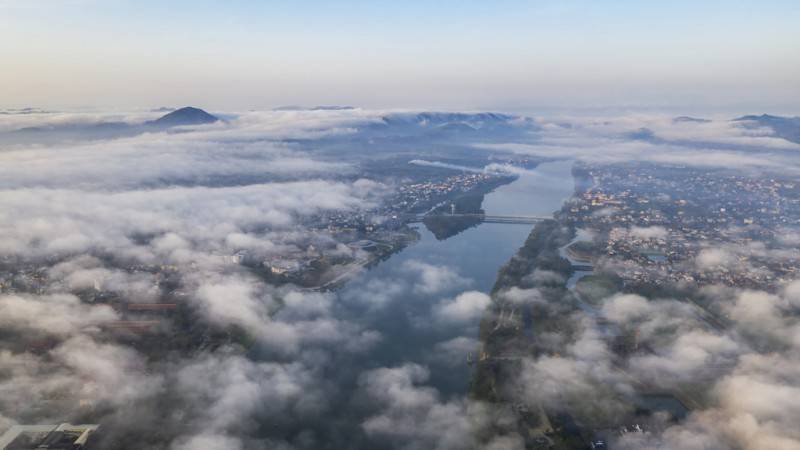 Toàn cảnh làn sương mù sáng sớm bao phủ cả thành phố Huế