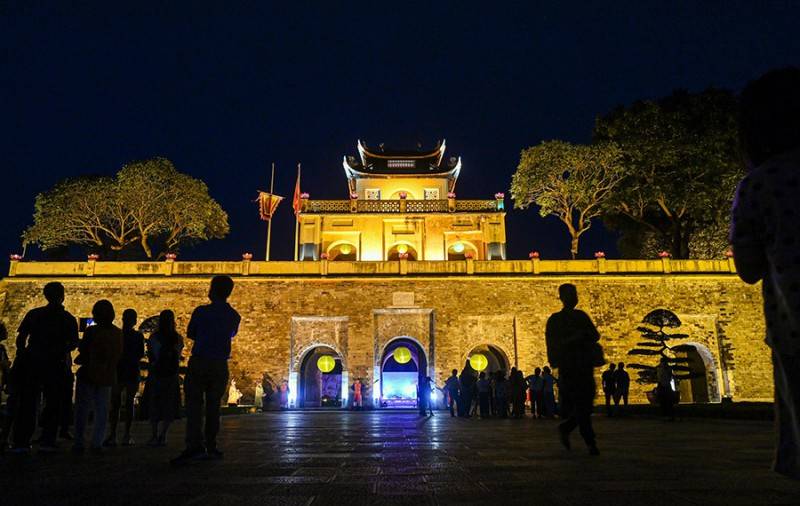 Tour đêm khám phá Hoàng Thành Thăng Long Hà Nội tìm về cội nguồn lịch sử