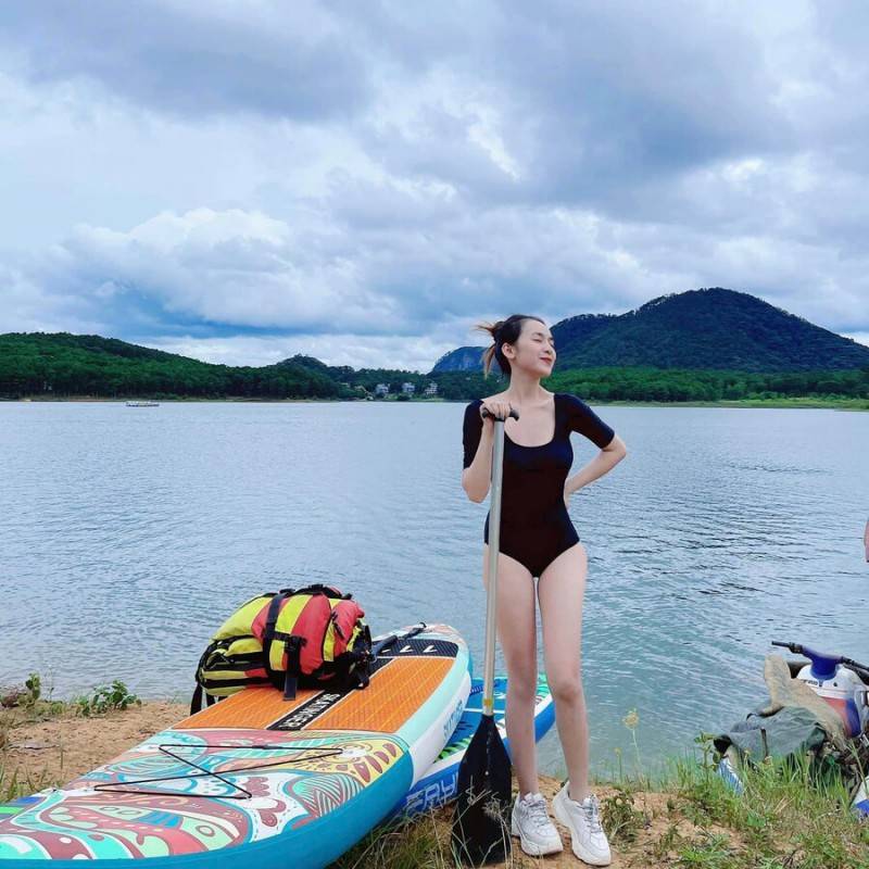 Trải nghiệm chèo SUP ở Hồ Tuyền Lâm cùng cô bạn Lam Anh