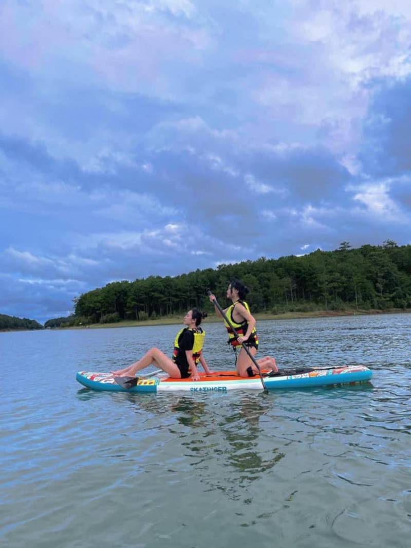 Trải nghiệm chèo SUP ở Hồ Tuyền Lâm cùng cô bạn Lam Anh
