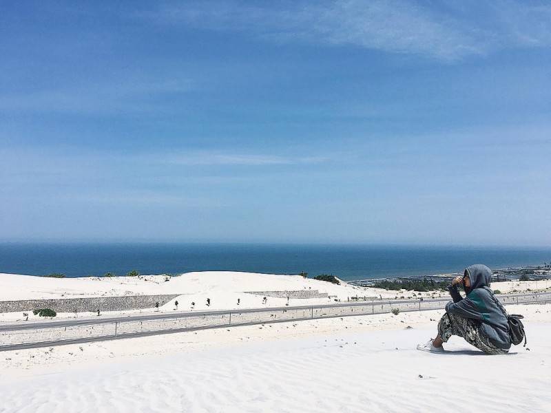 Trải nghiệm cung đường vượt biển Bàu Trắng bằng xe máy