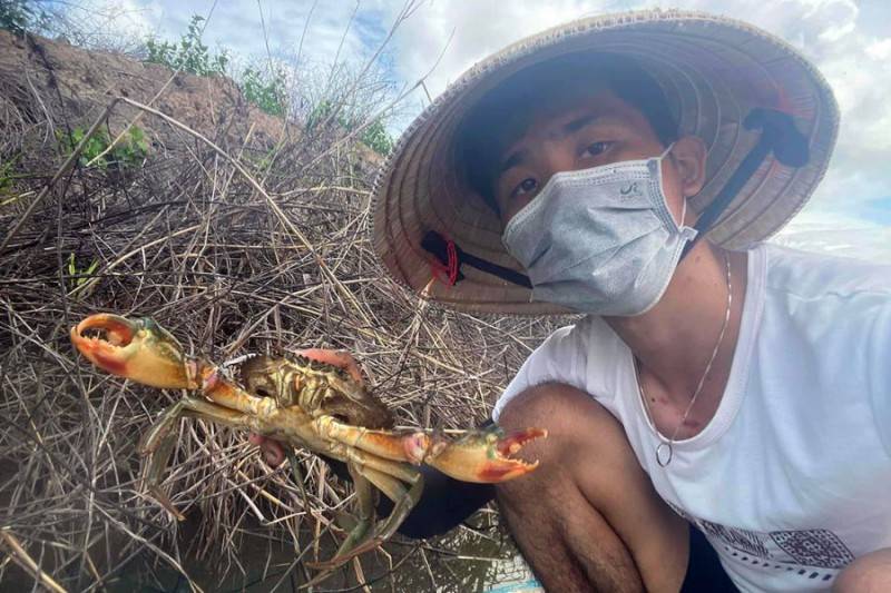 Trải nghiệm đi bắt cua Cà Mau đổi gió siêu thú vị