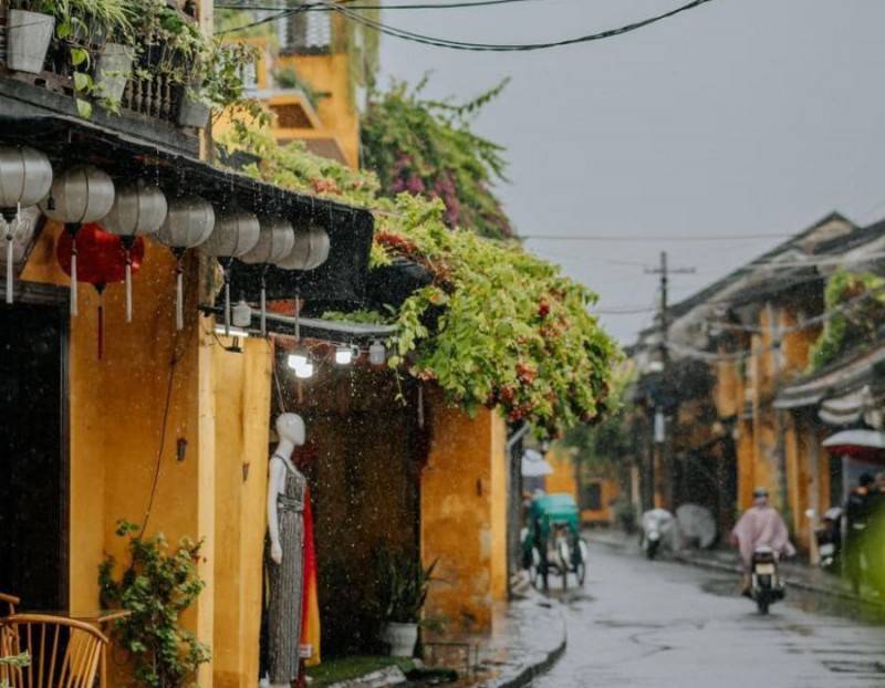 Trải nghiệm mùa mưa trên phố cổ Hội An cực lãng mạn