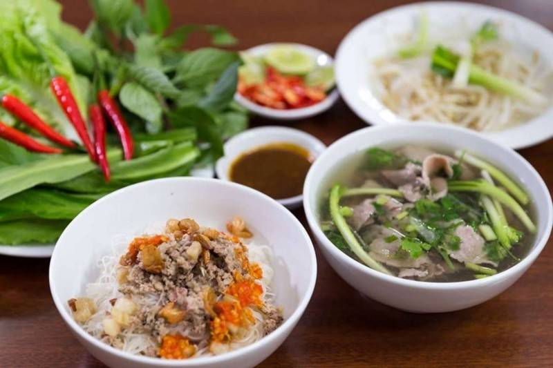 Trải nghiệm Phở Hồng, quán ăn bình dân nổi tiếng ở Gia Lai