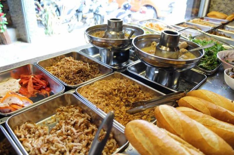 Trải nghiệm tiệm bánh mì nhỏ với hơn 10 loại topping độc lạ ở Gia Lai