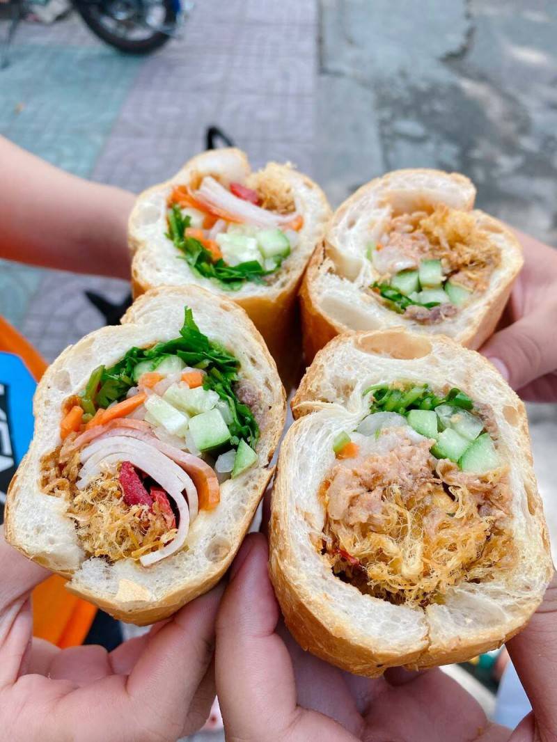 Trải nghiệm tiệm bánh mì nhỏ với hơn 10 loại topping độc lạ ở Gia Lai