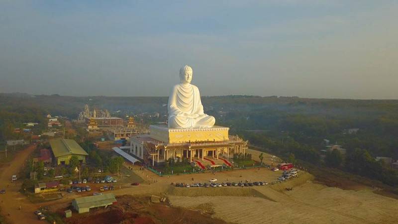 Vãn cảnh Chùa Phật Quốc Vạn Thành với tượng Phật cao 73m đầy ấn tượng