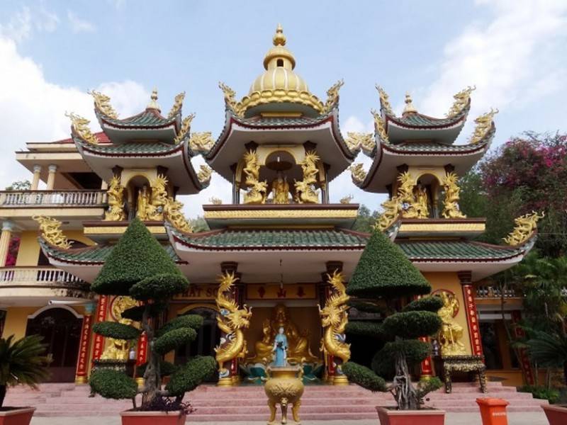Vãn cảnh Chùa Thái Sơn núi Cậu với kiến trúc phương Đông đặc sắc