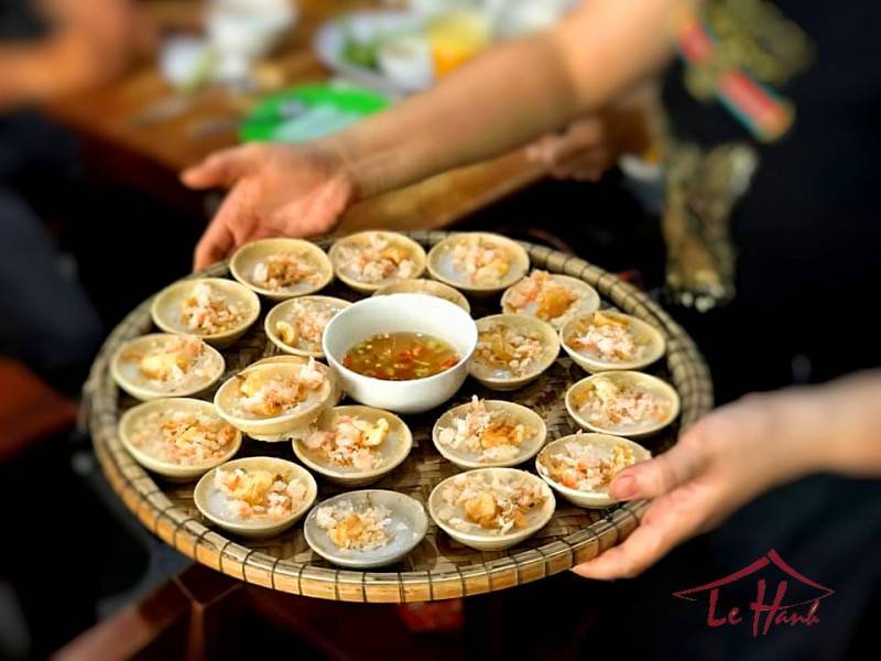 Về Cố đô, nhớ ghé quán bánh khoái Hạnh để thưởng thức hương vị xứ Huế khiến du khách xiêu lòng