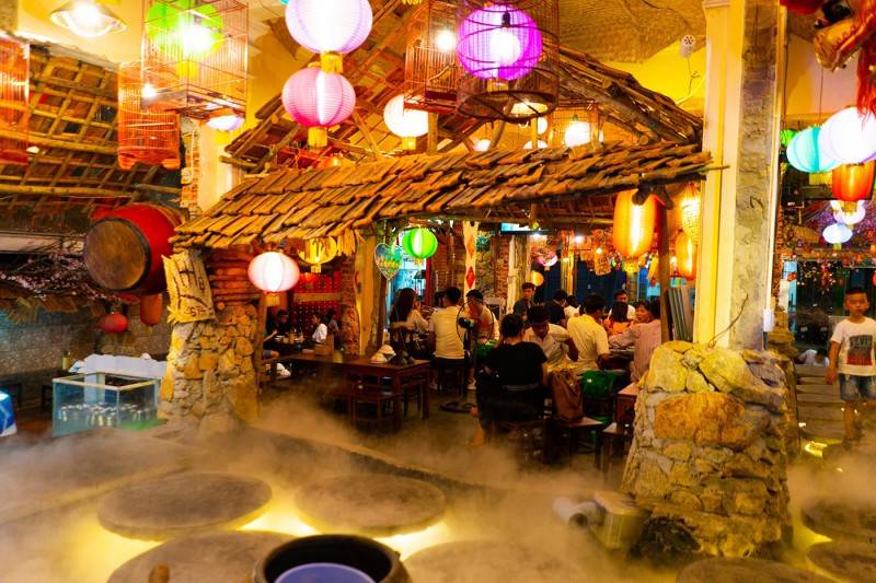 Vĩnh Lạc Trấn - Nhà hàng với kiến trúc cổ trang Trung Hoa độc đáo